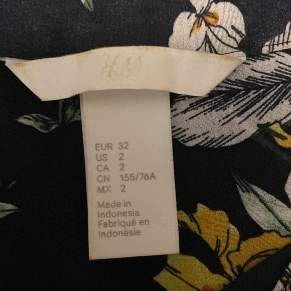 H&M button down top - Picture 3 of 3